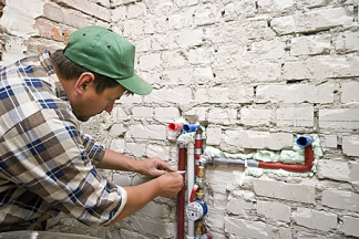 San Jose plumbing profesisonal adjusts water lines
